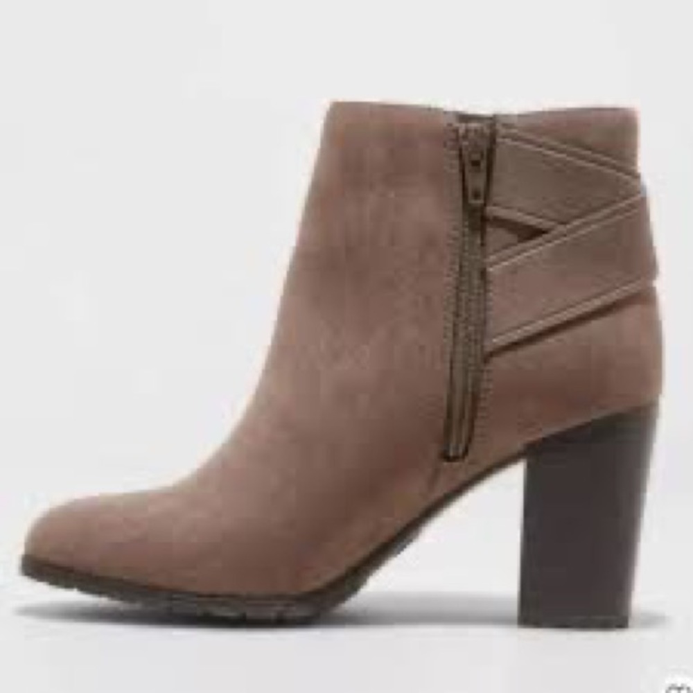 NWOT -  Ladies taupe colored booties, Size 11M.